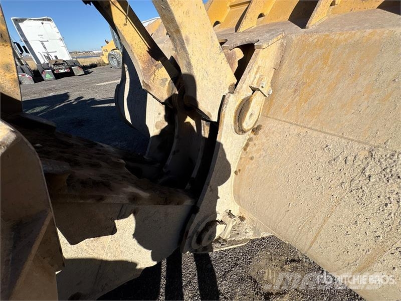 CAT 988H Iekrāvēji uz riteņiem
