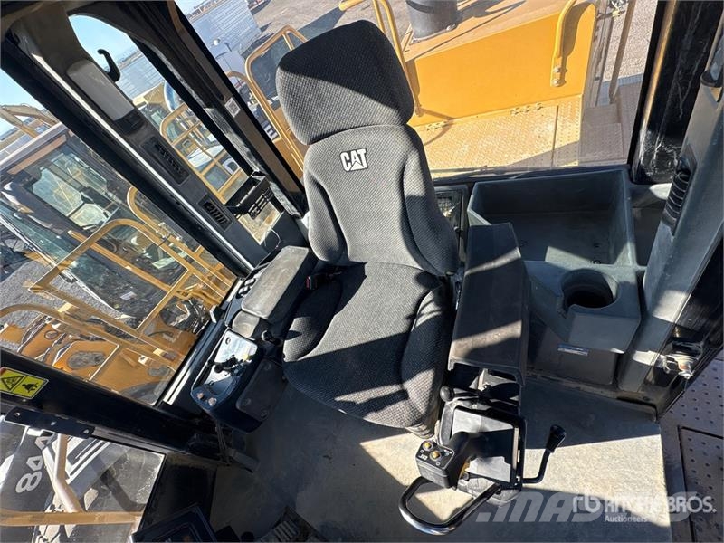 CAT 988H Iekrāvēji uz riteņiem