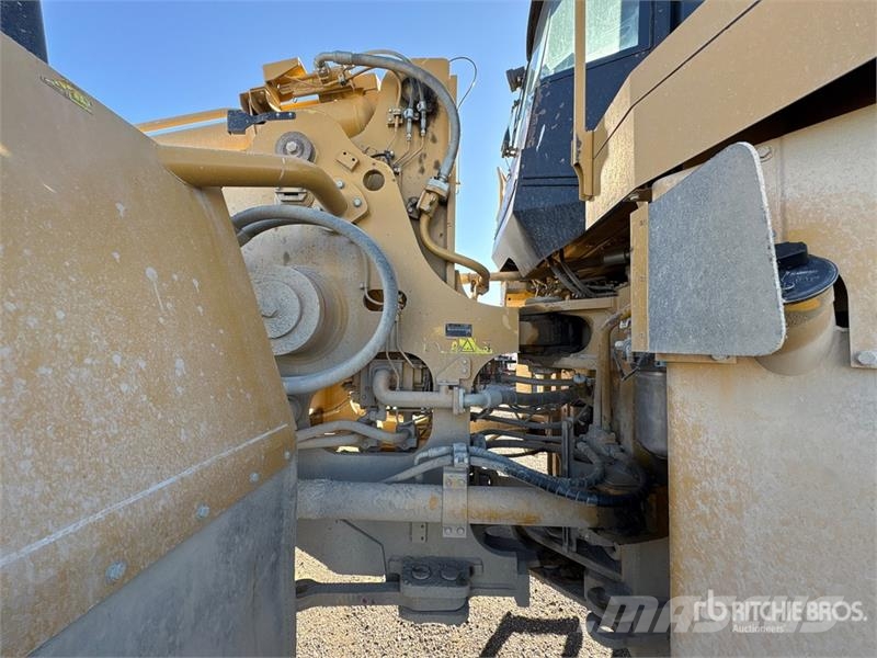 CAT 988H Iekrāvēji uz riteņiem