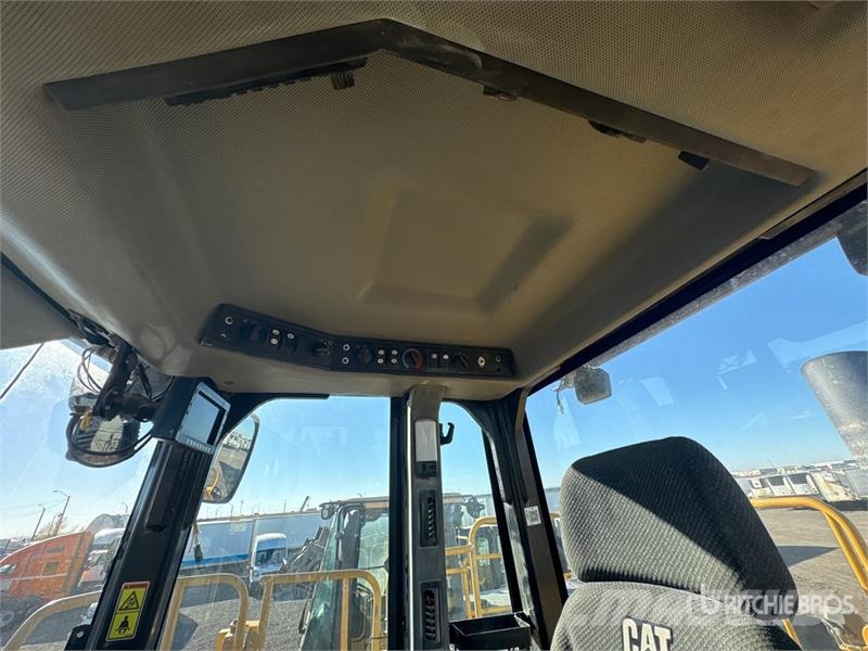 CAT 988H Iekrāvēji uz riteņiem