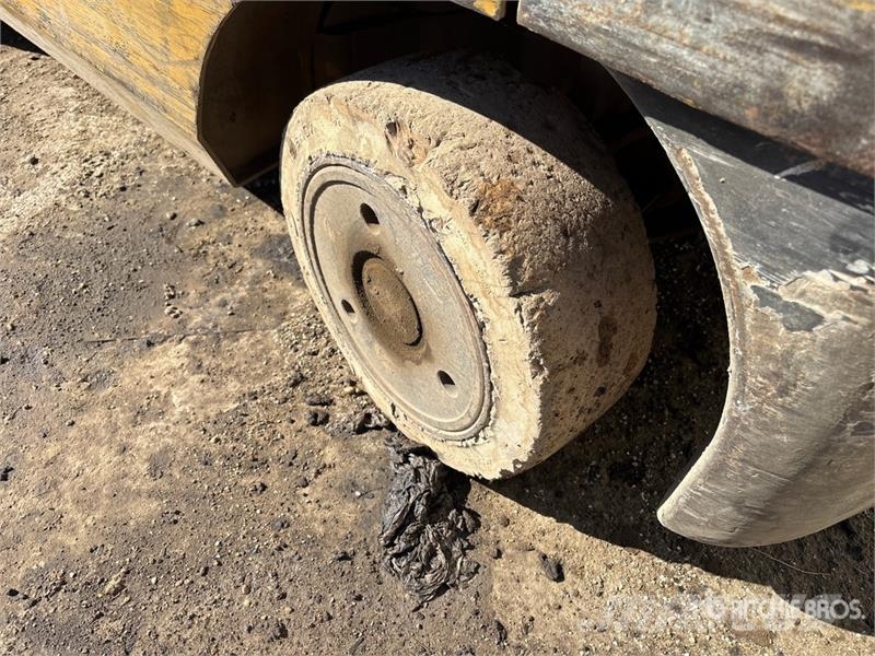 CAT C5000-LP 5000 lb Cushion Tire Forklift Targoncák-Egyéb