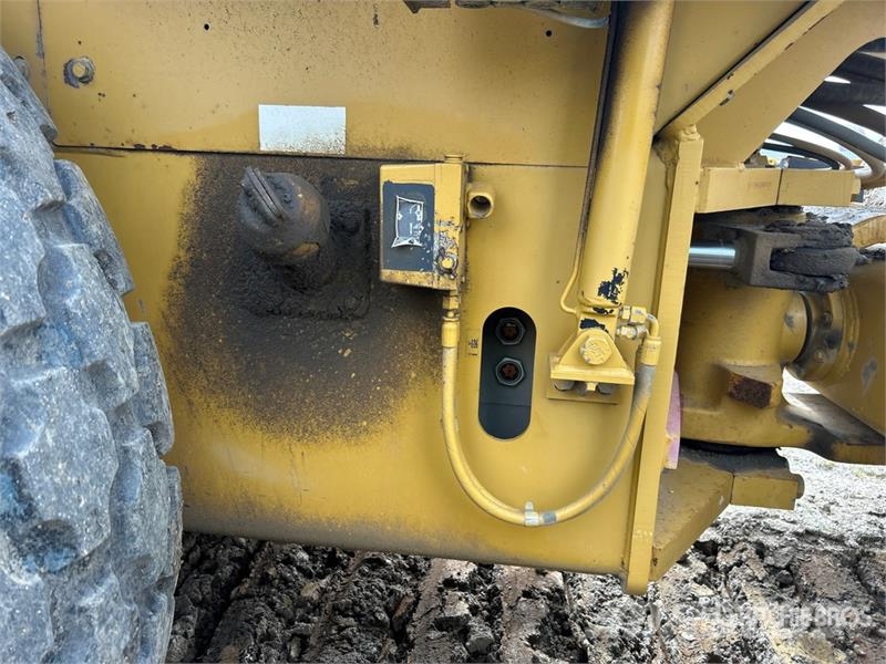 CAT CS563E Vibratory Smooth Drum Compactor 싱글 드럼 롤러