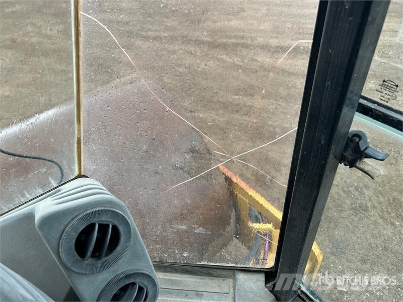 CAT CS563E Vibratory Smooth Drum Compactor 싱글 드럼 롤러