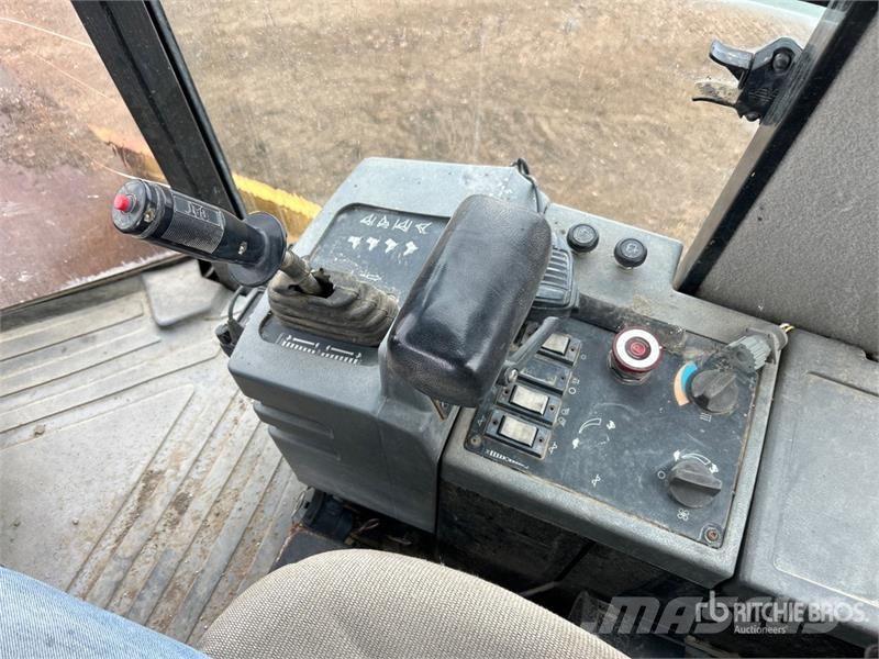 CAT CS563E Vibratory Smooth Drum Compactor 싱글 드럼 롤러