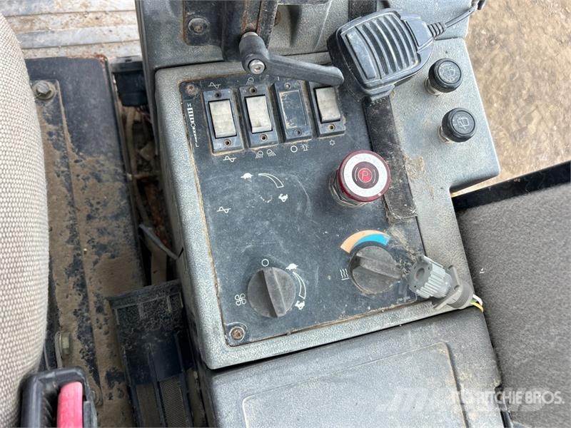 CAT CS563E Vibratory Smooth Drum Compactor 싱글 드럼 롤러