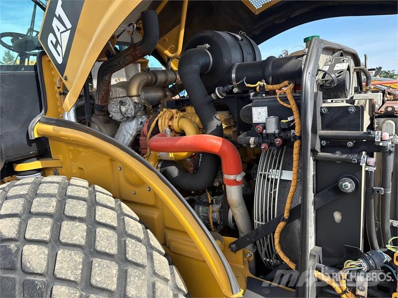 CAT CS56B Smooth Drum Compactor Walzenzüge