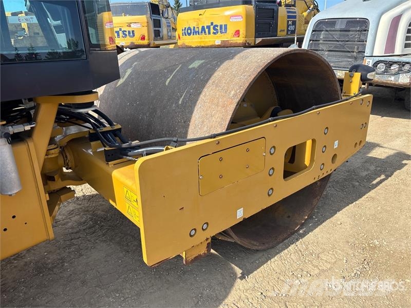 CAT CS56B Smooth Drum Compactor Walzenzüge