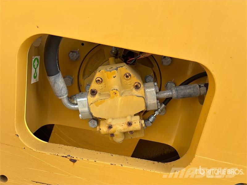 CAT CS56B Smooth Drum Compactor Walzenzüge