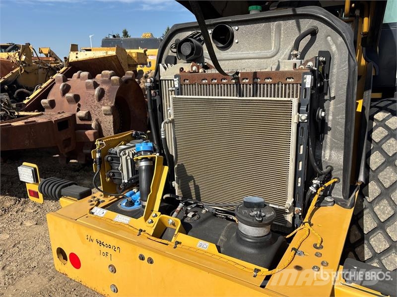 CAT CS56B Smooth Drum Compactor Walzenzüge
