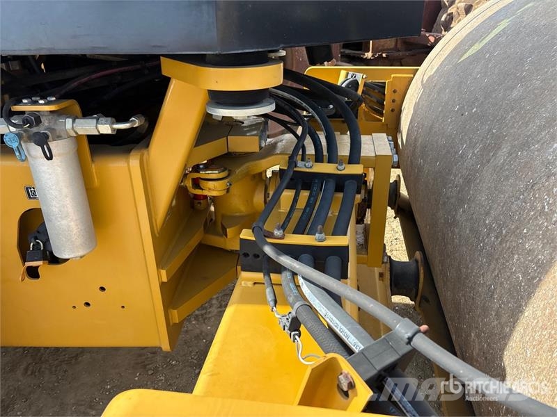 CAT CS56B Smooth Drum Compactor Walzenzüge