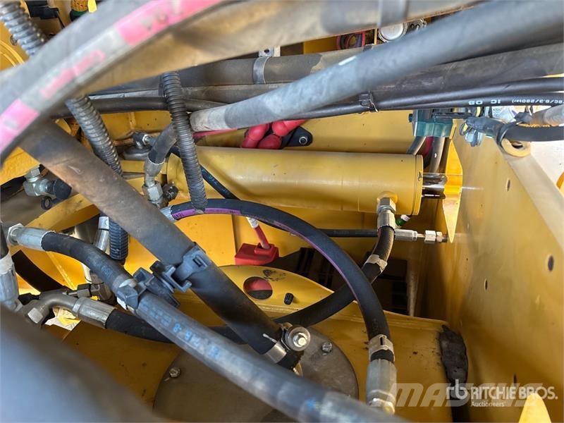 CAT CS56B Smooth Drum Compactor Walzenzüge