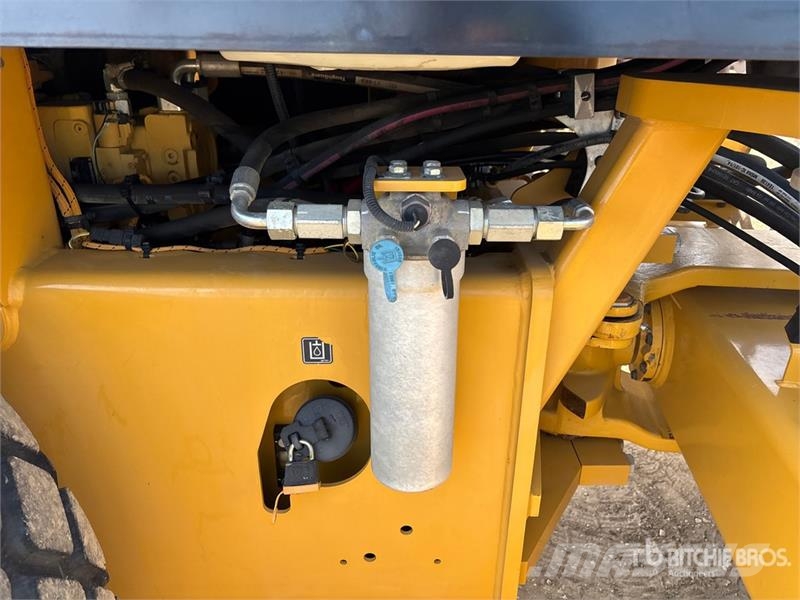 CAT CS56B Smooth Drum Compactor Walzenzüge