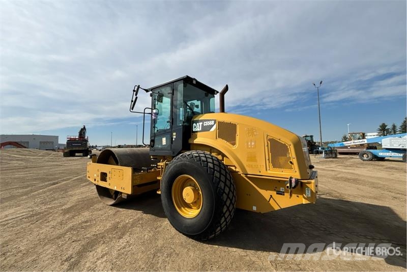 CAT CS56B Smooth Drum Compactor Walzenzüge