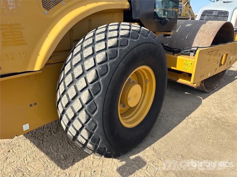 CAT CS56B Smooth Drum Compactor Walzenzüge