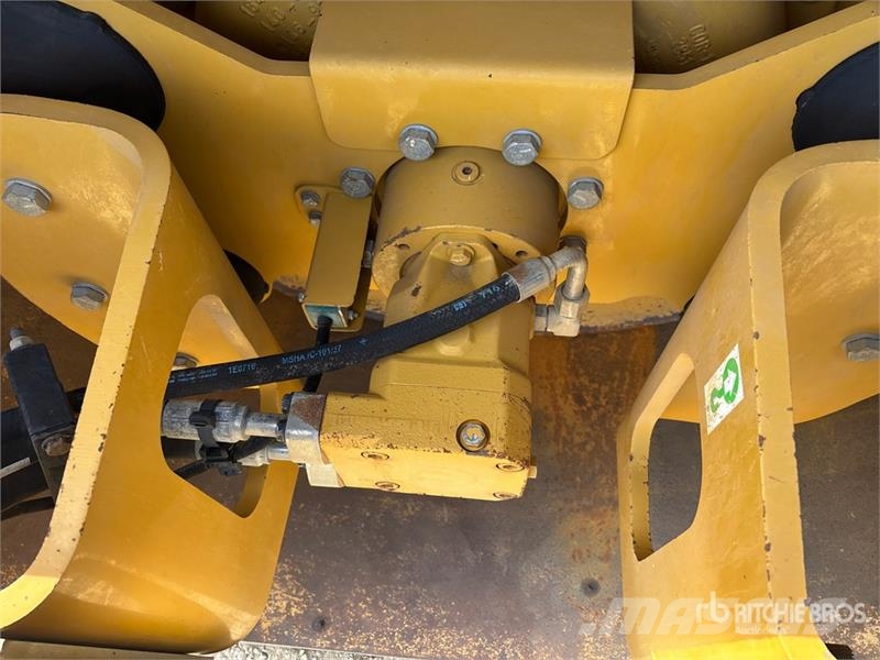 CAT CS56B Smooth Drum Compactor Walzenzüge