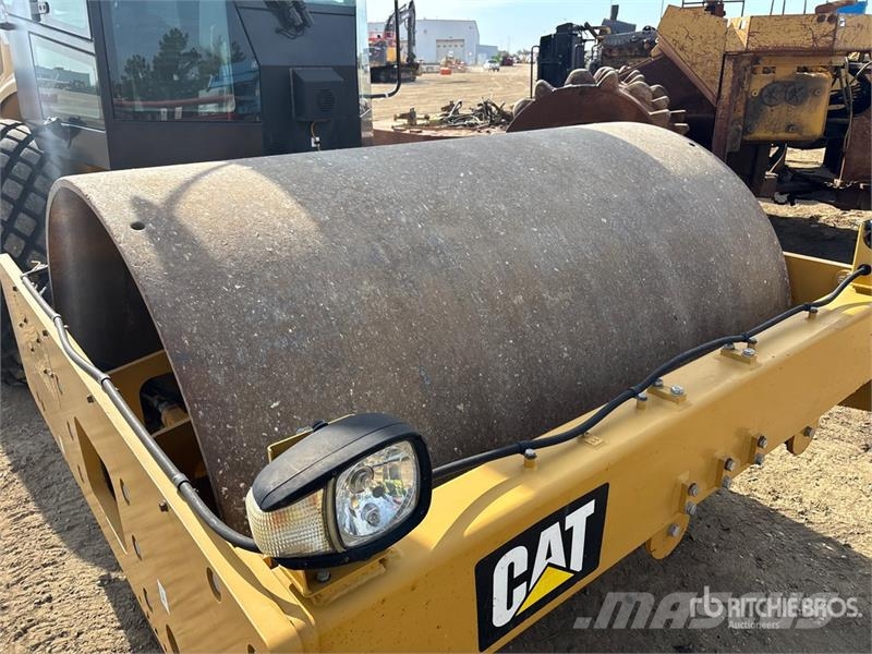 CAT CS56B Smooth Drum Compactor Walzenzüge
