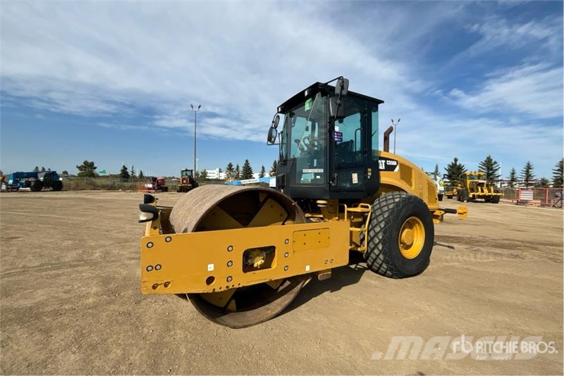 CAT CS56B Smooth Drum Compactor Walzenzüge