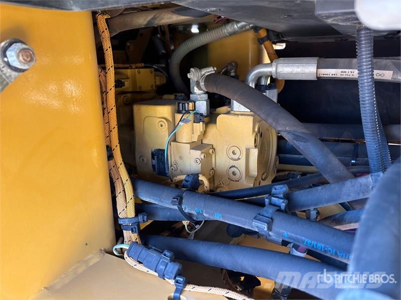 CAT CS56B Smooth Drum Compactor Walzenzüge