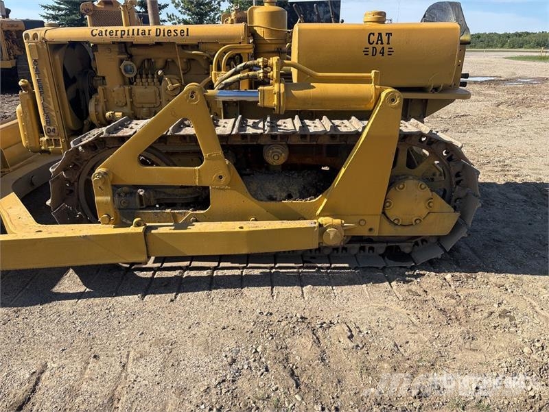 CAT D4 Kāpurķēžu buldozeri