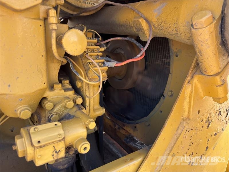 CAT D4 Kāpurķēžu buldozeri