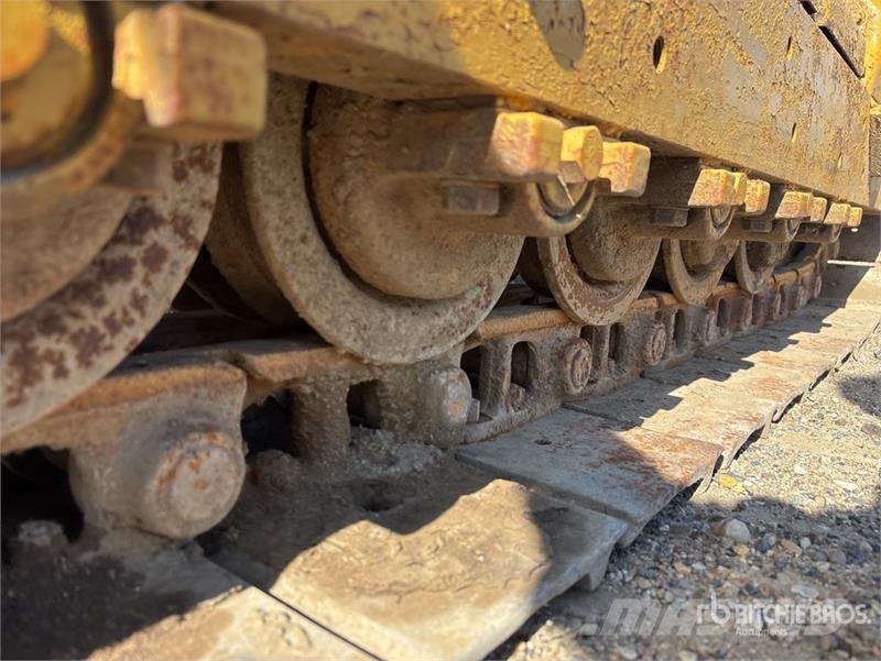 CAT D4 Kāpurķēžu buldozeri