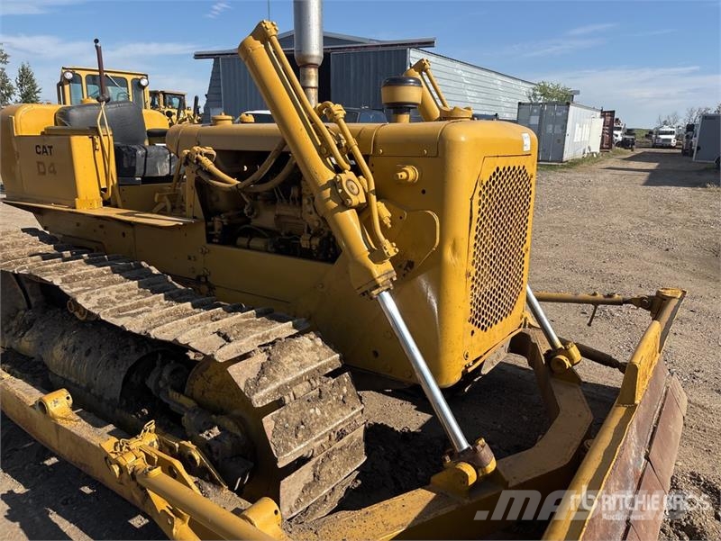 CAT D4 Kāpurķēžu buldozeri