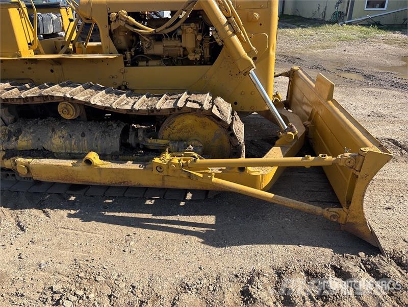 CAT D4 Kāpurķēžu buldozeri