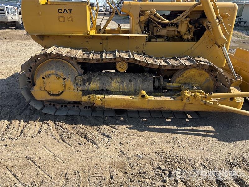 CAT D4 Kāpurķēžu buldozeri