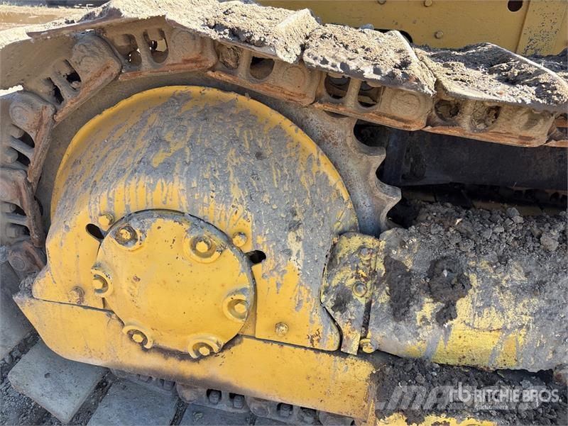 CAT D4 Kāpurķēžu buldozeri