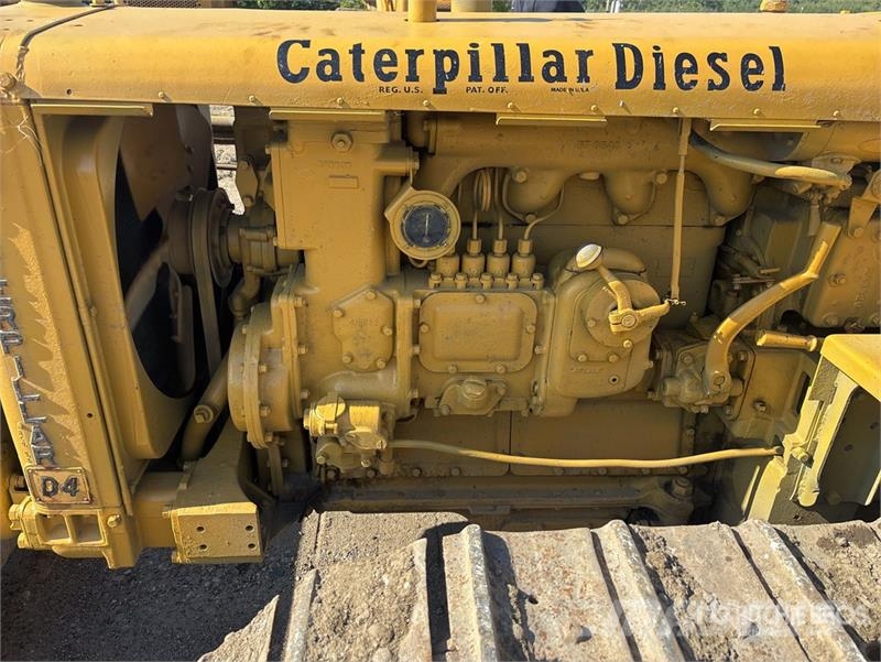 CAT D4 Kāpurķēžu buldozeri