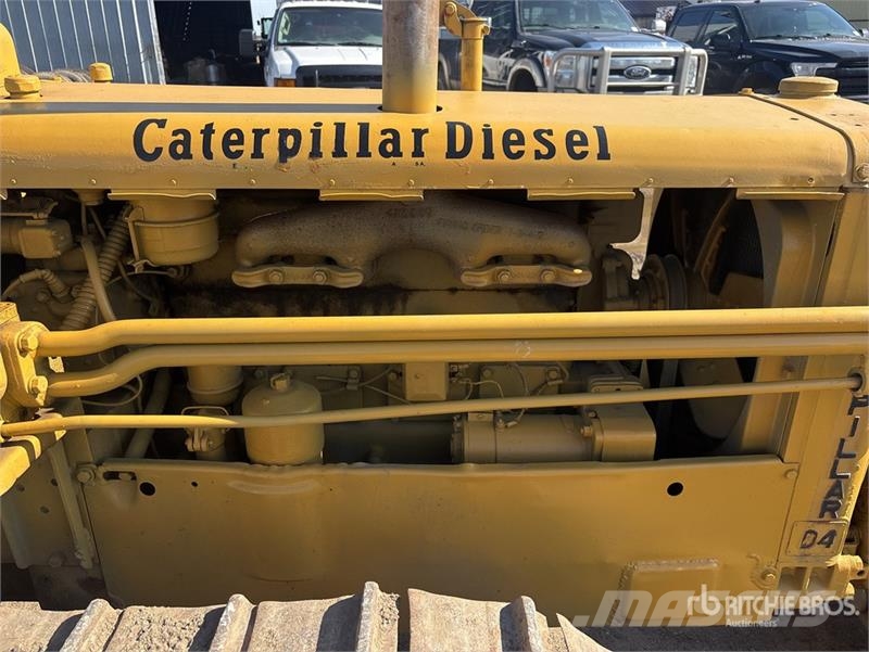 CAT D4 Kāpurķēžu buldozeri