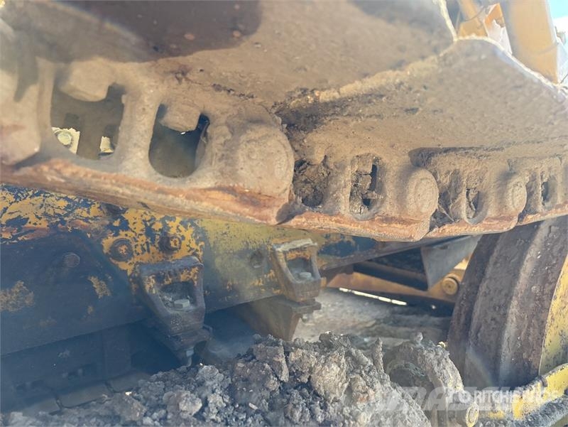 CAT D4 Kāpurķēžu buldozeri
