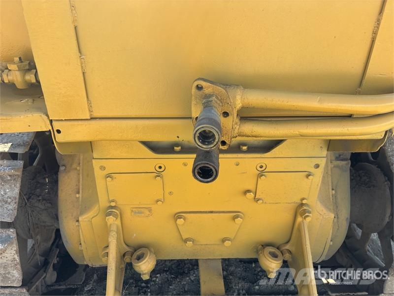 CAT D4 Kāpurķēžu buldozeri