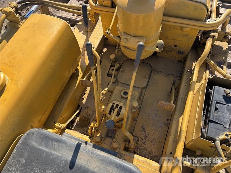 CAT D4 Kāpurķēžu buldozeri