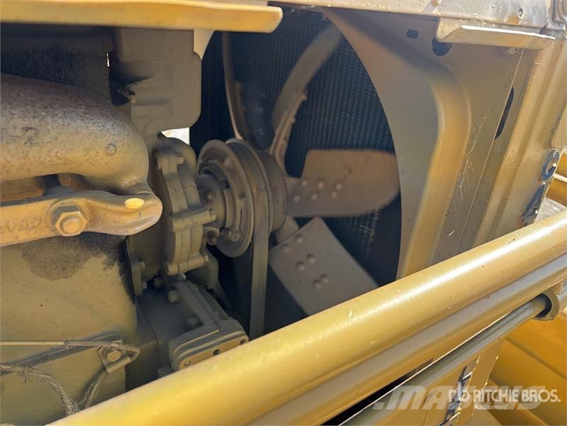 CAT D4 Kāpurķēžu buldozeri