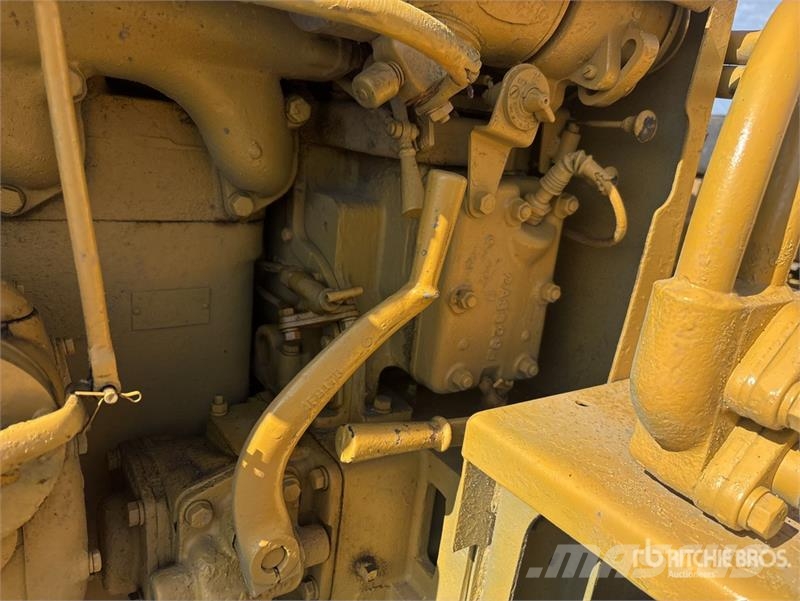 CAT D4 Kāpurķēžu buldozeri