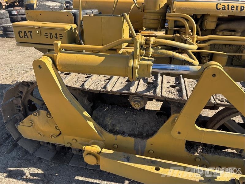 CAT D4 Kāpurķēžu buldozeri