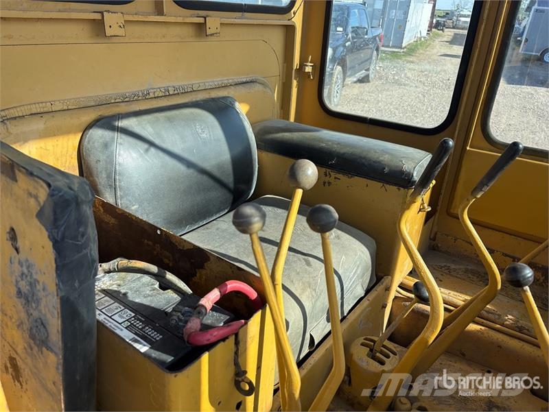 CAT D4 Kāpurķēžu buldozeri
