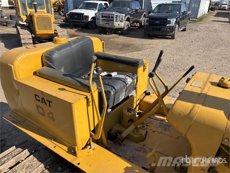 CAT D4 Kāpurķēžu buldozeri