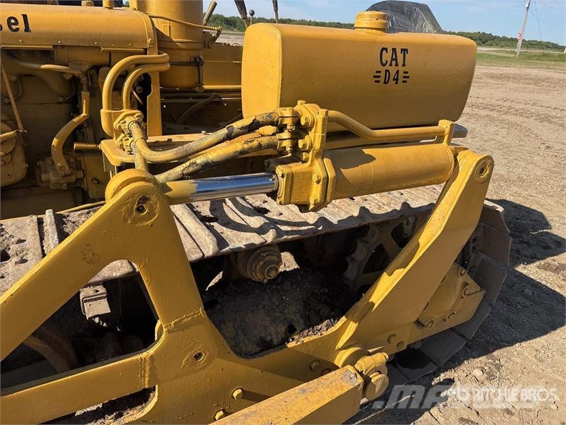 CAT D4 Kāpurķēžu buldozeri