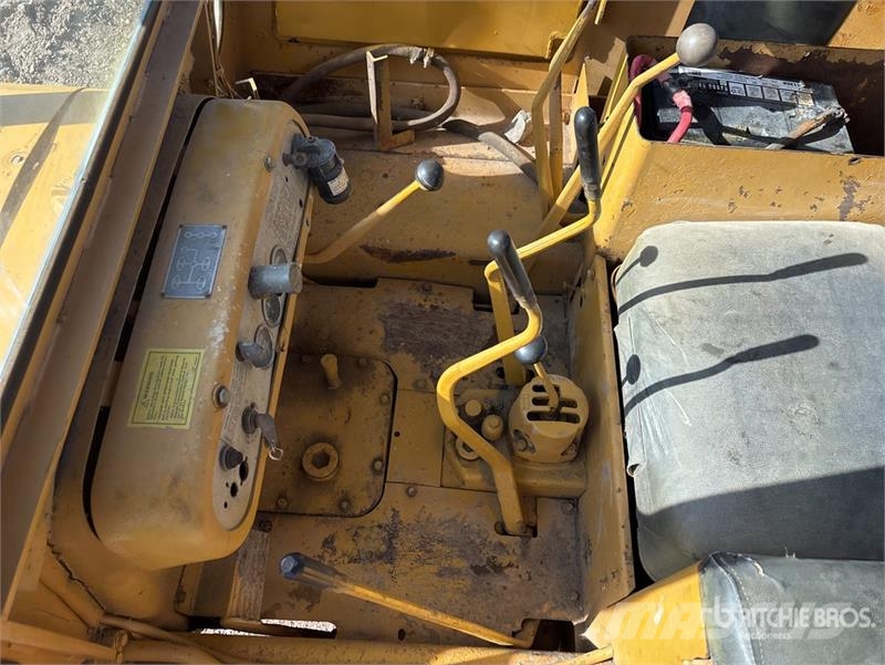 CAT D4 Kāpurķēžu buldozeri