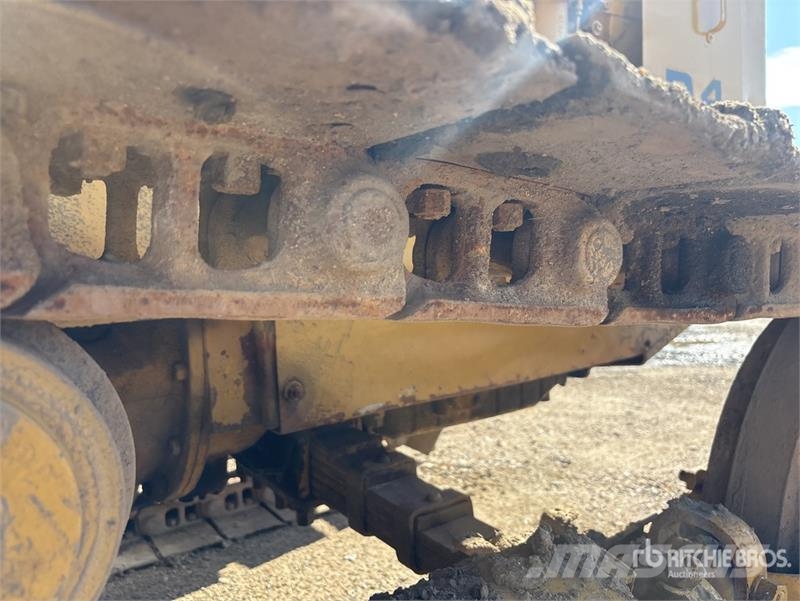 CAT D4 Kāpurķēžu buldozeri
