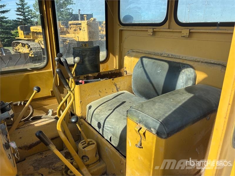 CAT D4C Crawler Dozer بلدوزرات مجنزرة