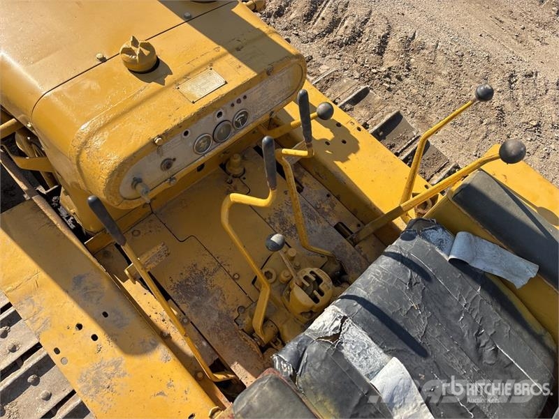 CAT D4D Crawler Dozer بلدوزرات مجنزرة