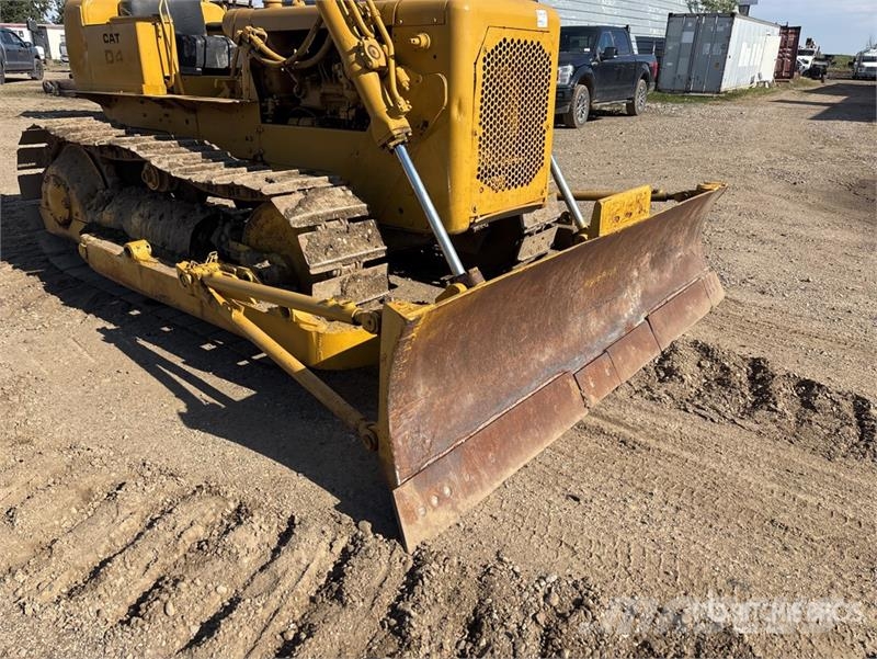 CAT D4D Crawler Dozer بلدوزرات مجنزرة