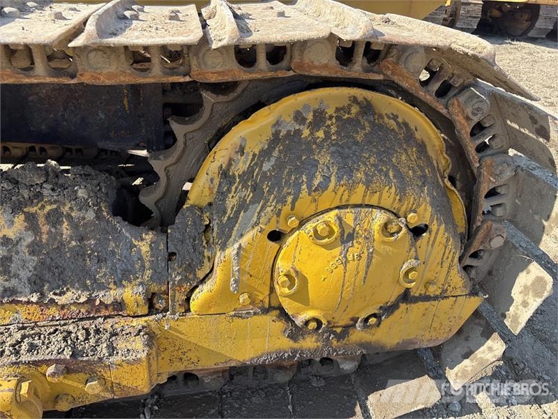 CAT D4D Crawler Dozer بلدوزرات مجنزرة