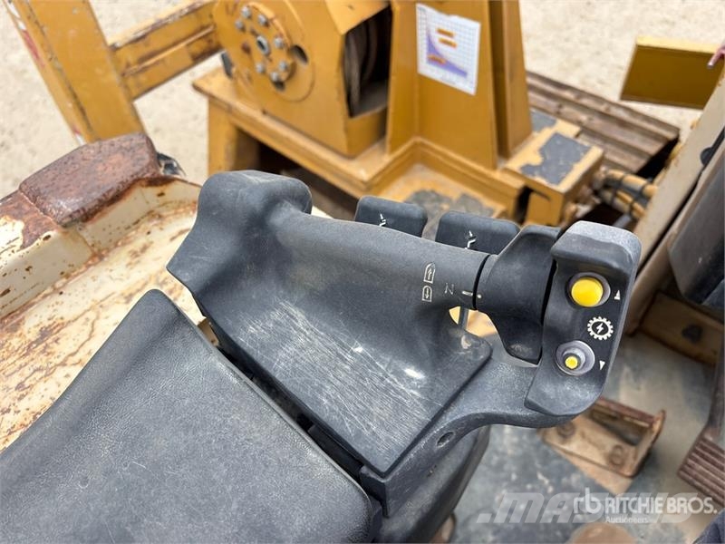 CAT D5M LGP Pipelayer w/ Midwestern M540 Conversion Cauruļvadu buldozeri