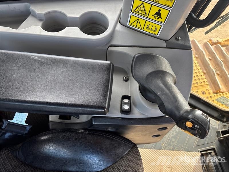 CAT D8T ブルドーザー
