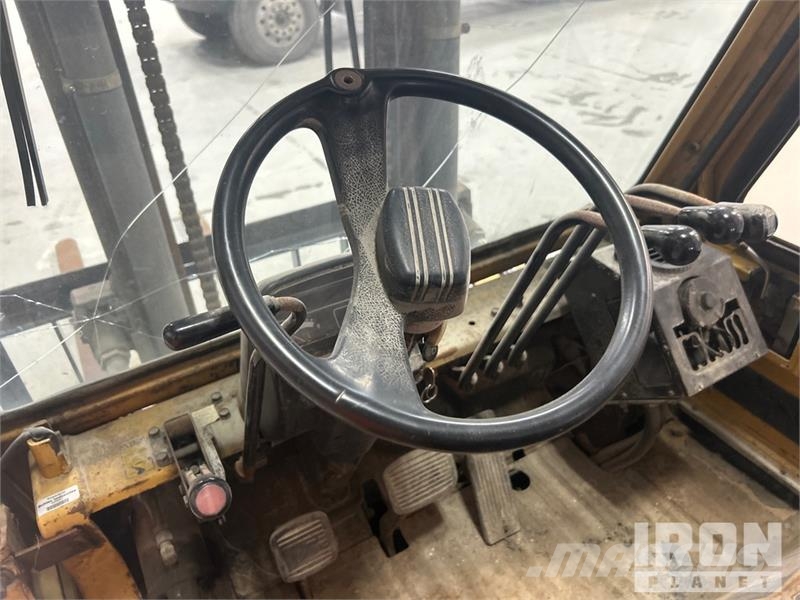 CAT DP 40 8000 lb Pneumatic Tire Forklift Інше