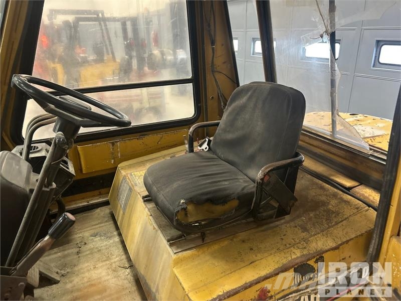 CAT DP 40 8000 lb Pneumatic Tire Forklift Інше